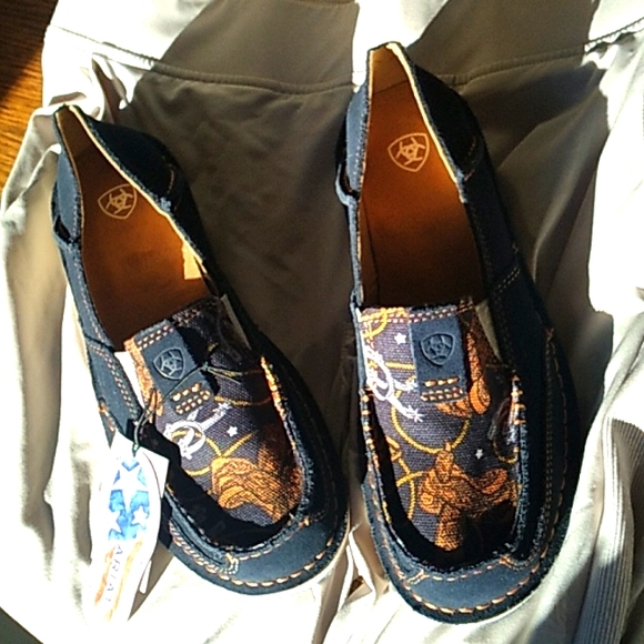 Ariat Shoes - 😍☄️NWT Women's Ariat Cruisers navy blue leather suede CUTE!! shoes size 7B 😍☄️